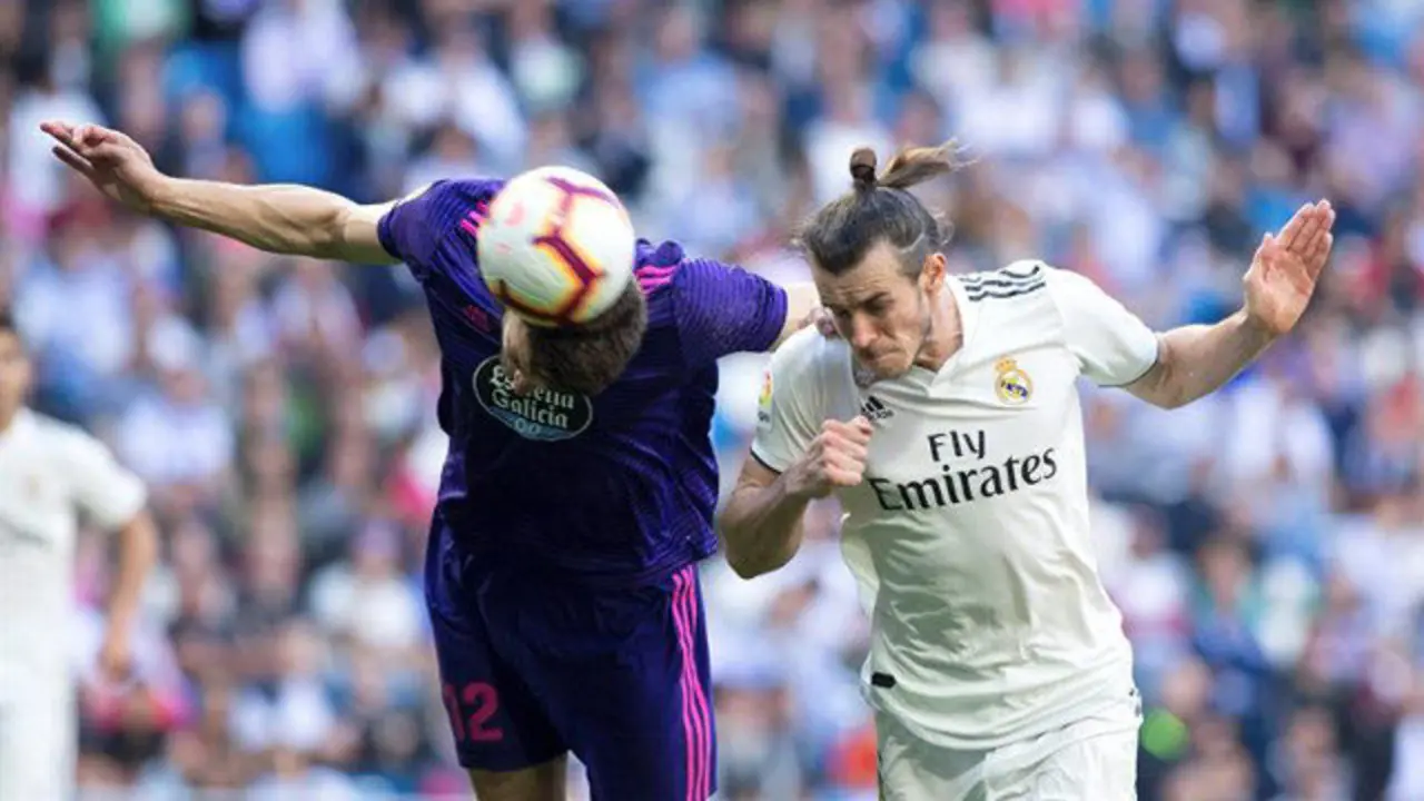Hoedt despeja ante Bale. RODRIGO JIMÉNEZ
