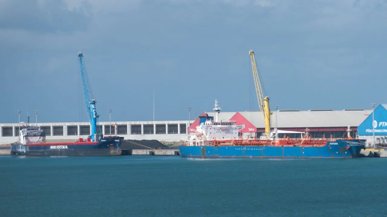 El petrolero en la dársena herculina.@PuertoACoruna