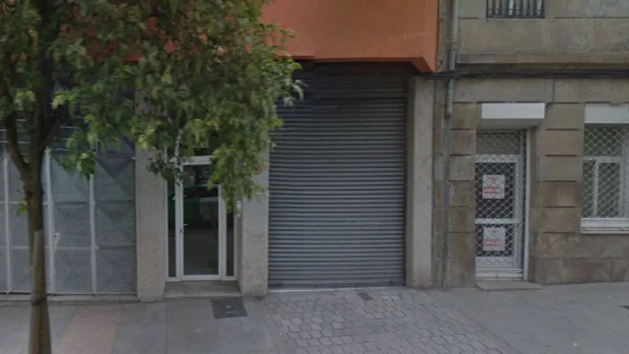 Garaje en la calle Tom&aacute;s Alonso en el que qued&oacute; atrapado el indigente. GOOGLE MAPS