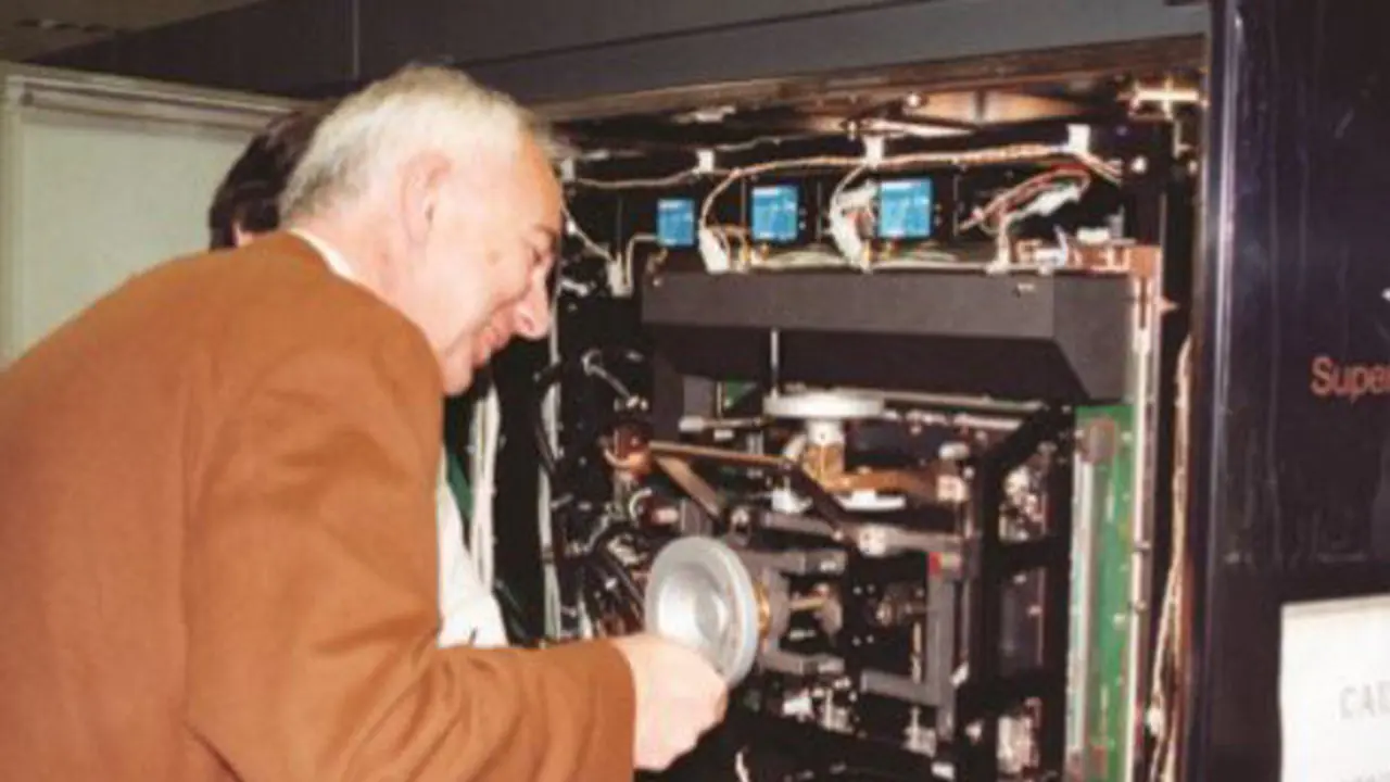 Casares Long, con el primer supercomputador del Cesga. CEDIDA