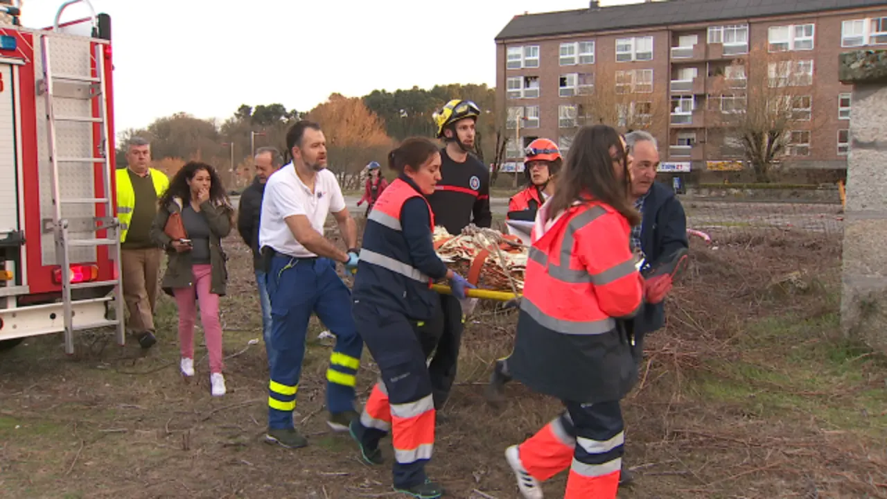 Rescate do rapaz caído polo oco do ascensor no Carballiño. TVG