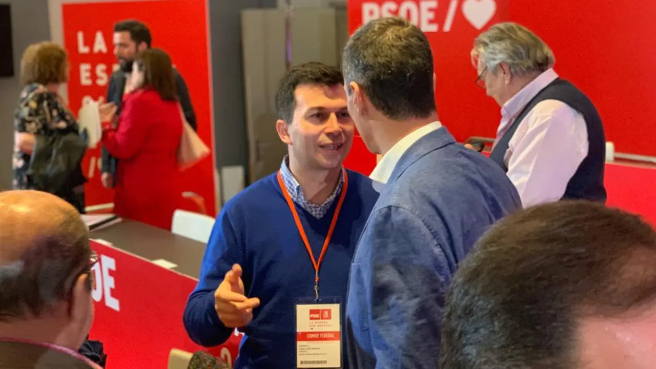 Gonzalo Caballero charla con Sánchez. PSDEG