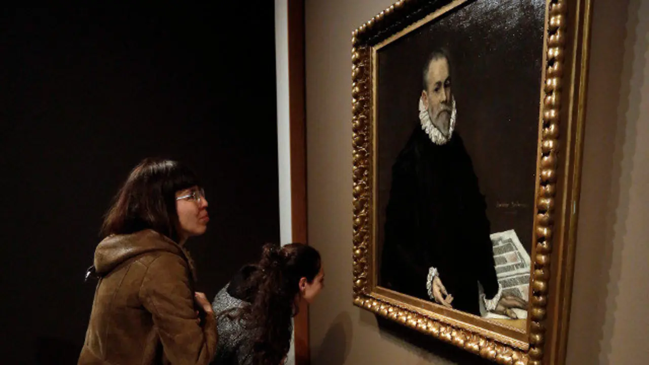 D&uacute;as mulleres observan a obra 'Retrato dun m&eacute;dico'&nbsp;de El Greco. JAVIER CERVERA