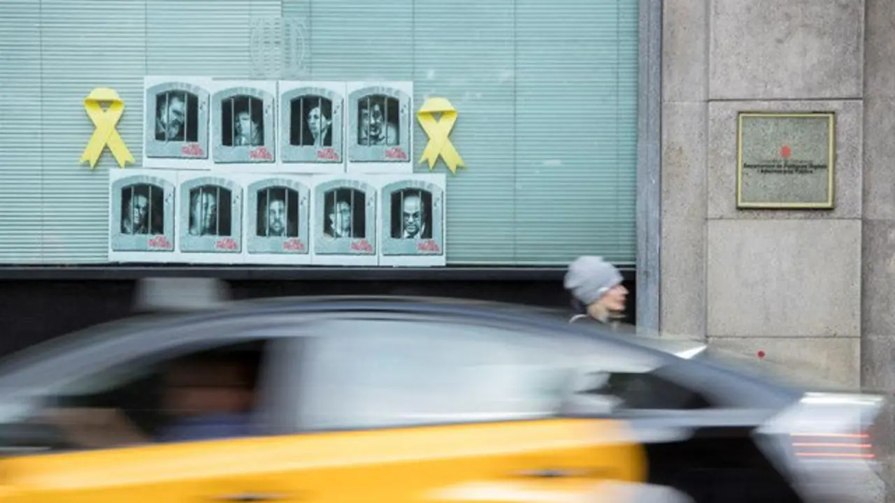 Fachada del departamento de Políticas Digitales y Administración Públicas, donde cuelgan varios carteles y lazos reivindicando la libertad de los políticos encarcelados. MARTA PÉREZ (EFE)