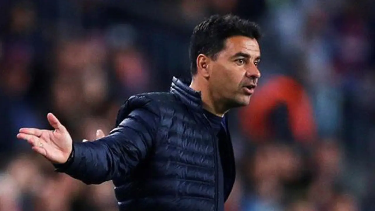 Míchel da indicaciones a los jugadores del Rayo durante un partido. ALEJANDRO GARCÍA (EFE)