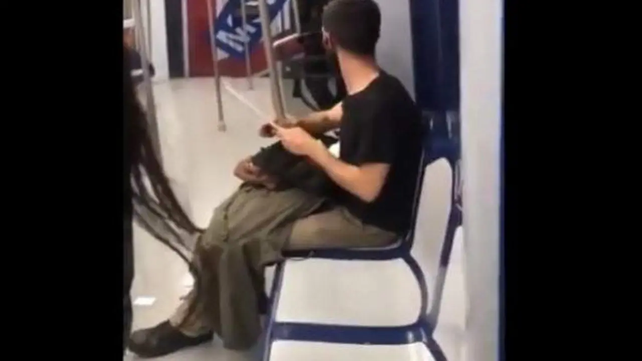 El hombre fue grabado afilando un cuchillo en el metro. EP