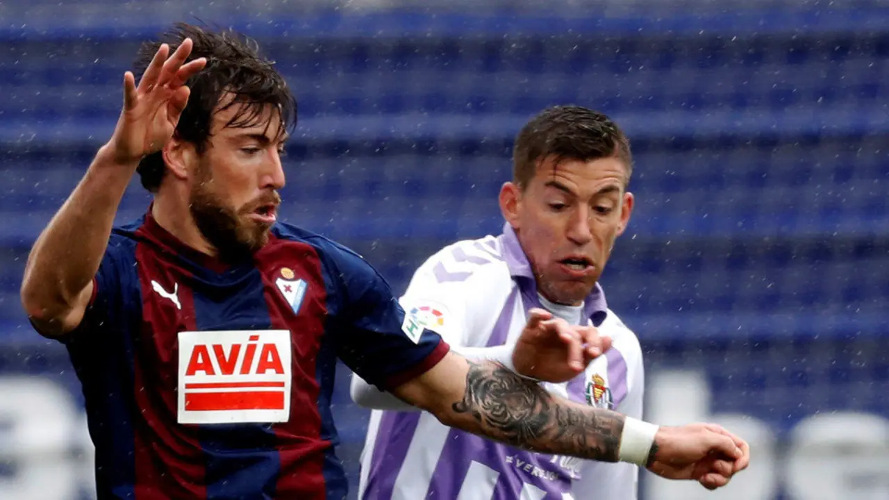 El barcelonés Rubén Alcaraz, en la imagen disputando un balón con Sergi Enrich, es uno de los perjudicados por la decisión. JUAN HERRERO (EFE)