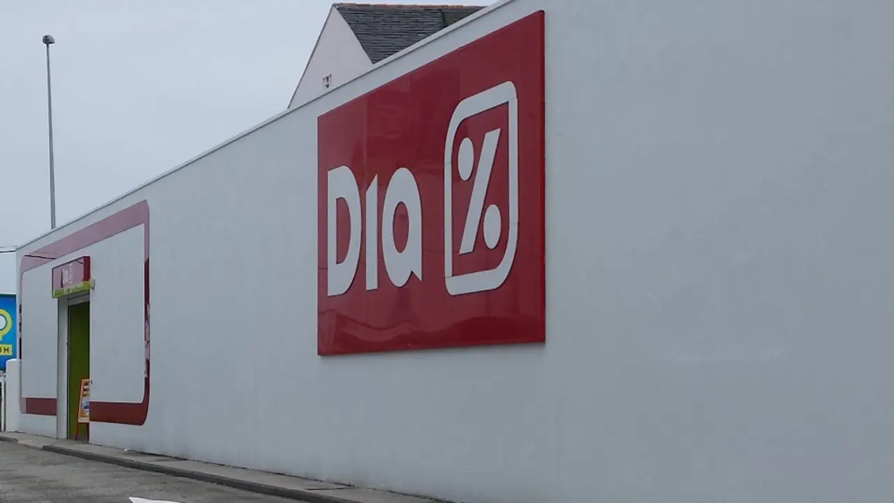 Un cartel de la cadena DIA.AEP