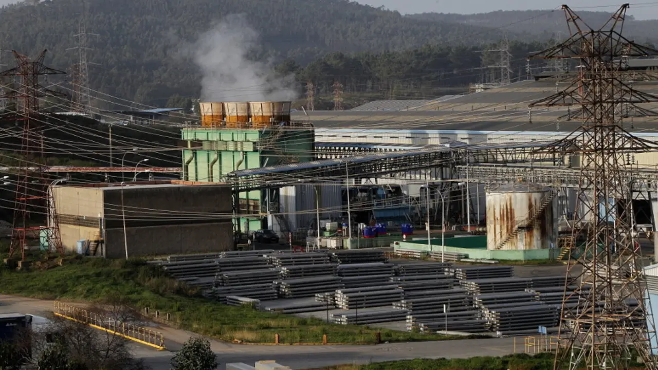 Entrada de alta tensión a la factoría de Alcoa. ÁLVEZ