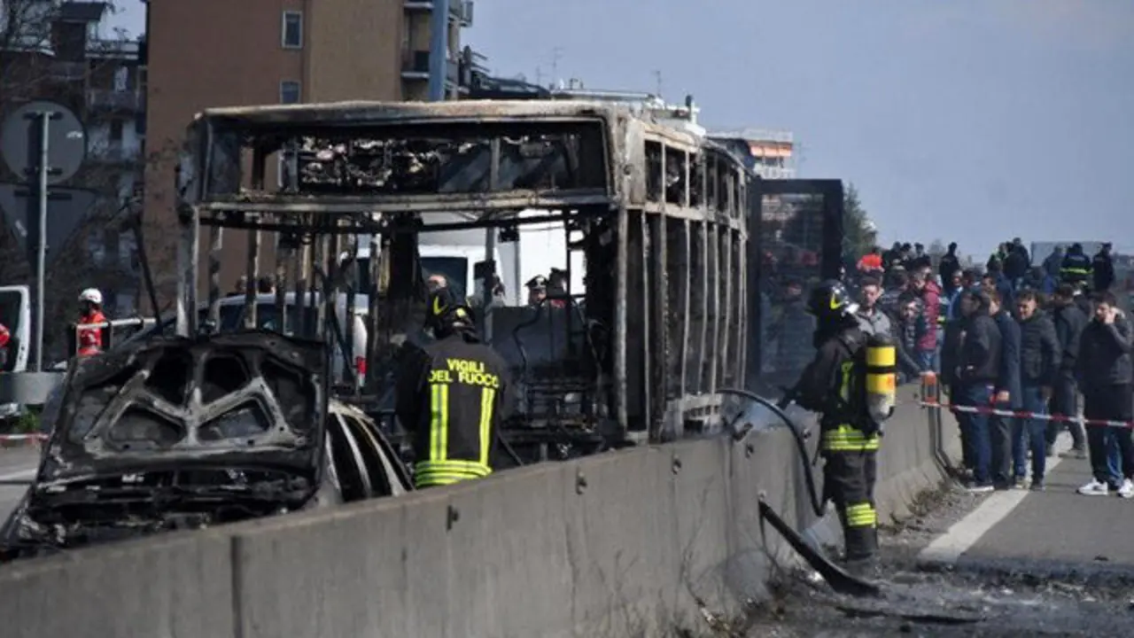 El autobús calcinado. DANIELE BENNATI (EFE)