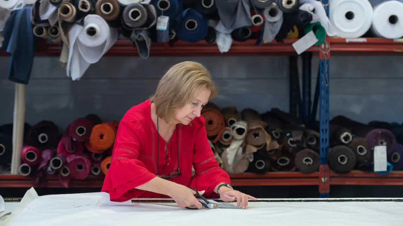 O taller de confección de Adolfo Domínguez está integrado nas súas instalacións de San Cibrao das Viñas. EP