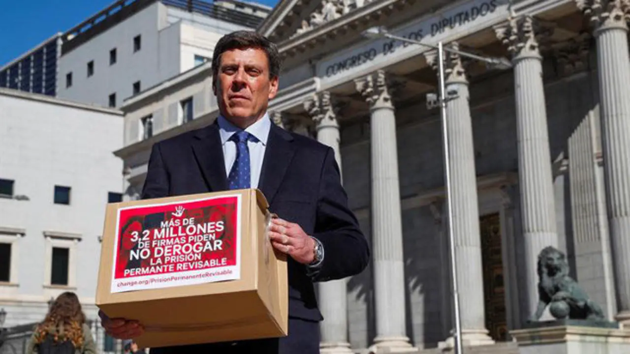 Juan Carlos Quer trasladando al Congreso las firmas contra la derogación de la prisión permanente EMILIO NARANJO