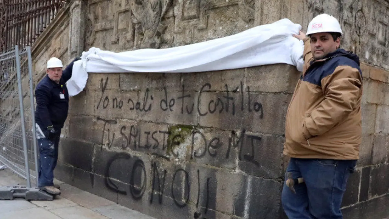Una de las pintadas de la Catedral de Santiago. PEPE FERRÍN (AGN)