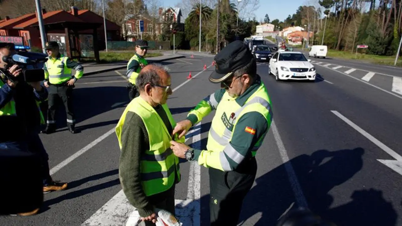 Un guardia civil coloca un chaleco a un peat&oacute;n. CABALAR, EFE