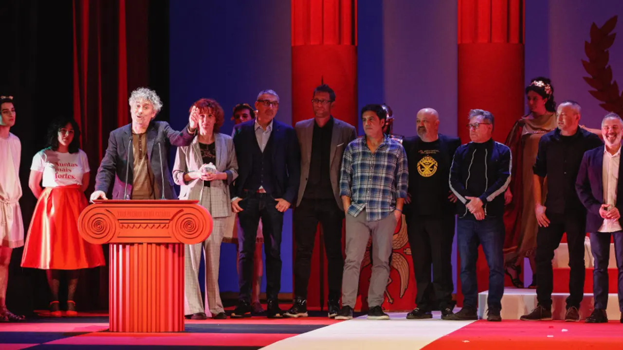 Integrantes de Contraproduccións recollen o premio a mellor espectáculo por 'Commedia'. EP