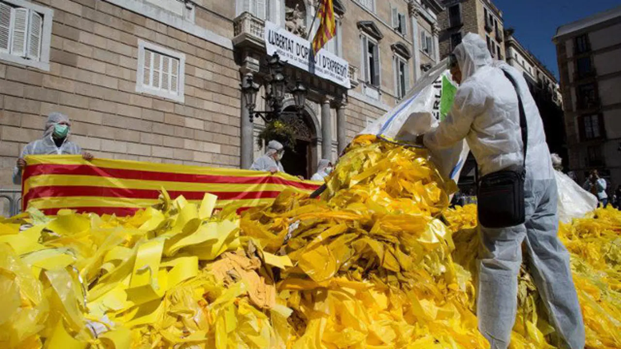 Miembros de la brigada de limpieza ante el Palau de la Generalitat QUIQUE GARCÍA 