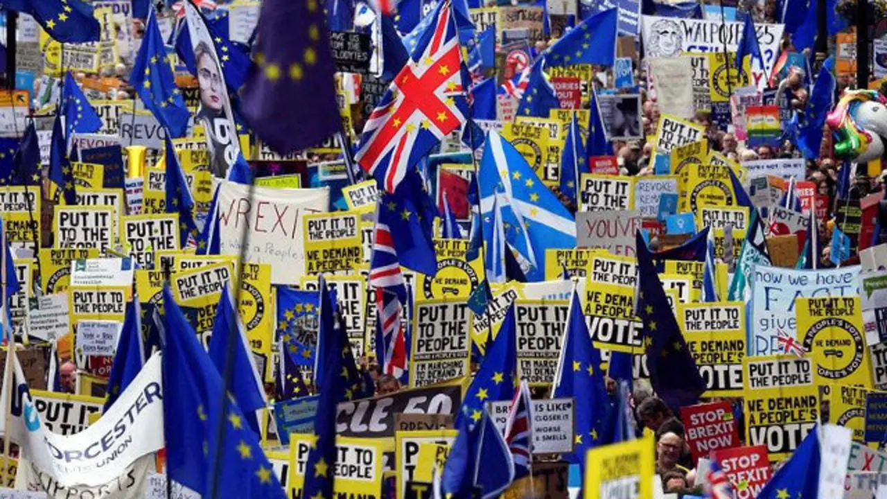 La manifestación se celebró bajo el lema 'Ponlo en manos de la gente'. NEIL HALL