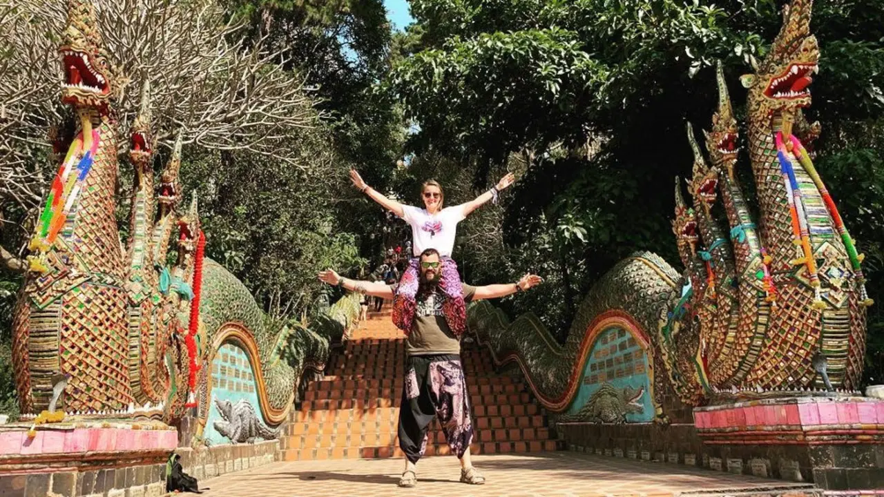 Lander González y Álex López en Tailandia. @EUSKAGALEGOSENRUTA