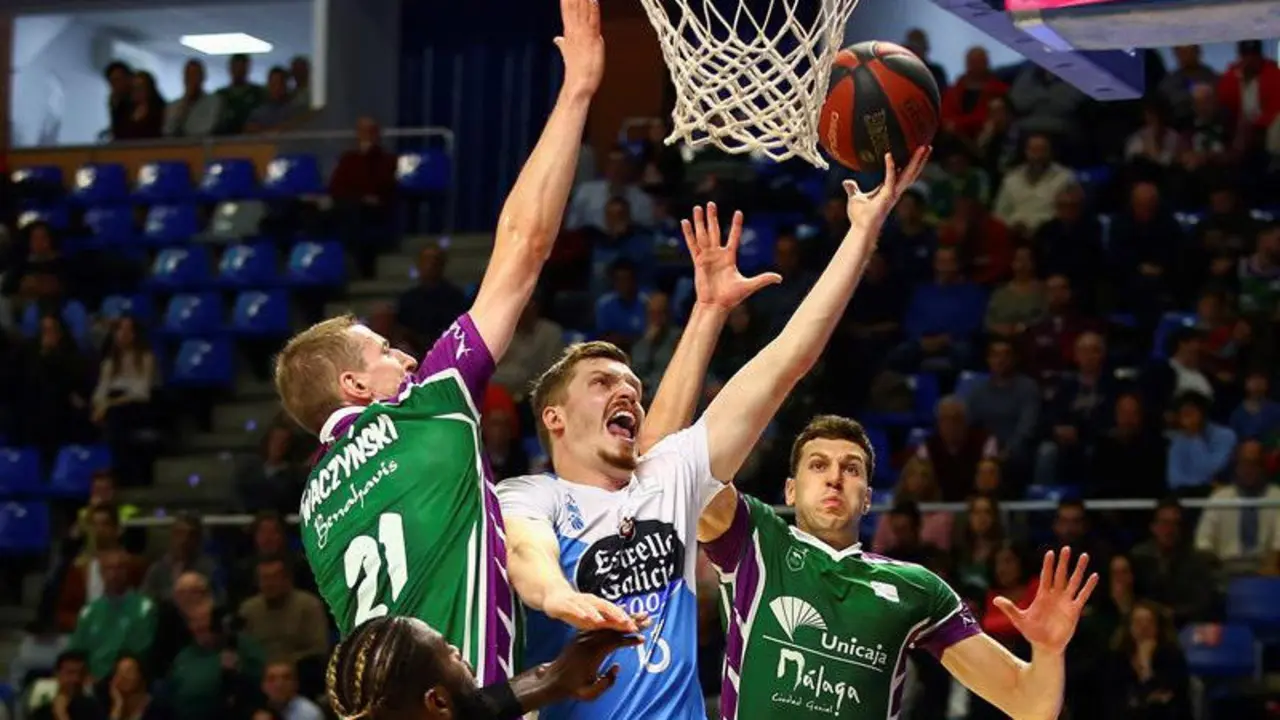 Obst entra a canasta entre Waczynski y Milosavljevic. ÁLVARO CABRERA, EFE
