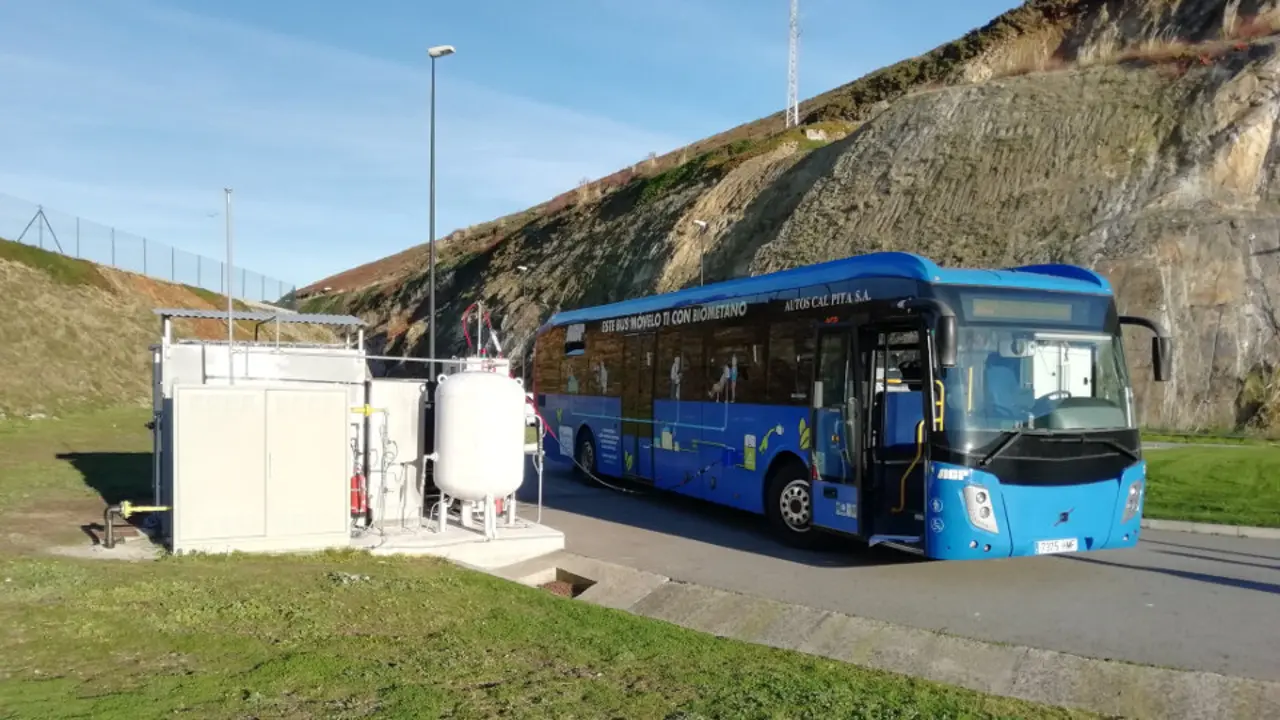 El autobús movido con biometano, en el punto de suministro de Bens. EP