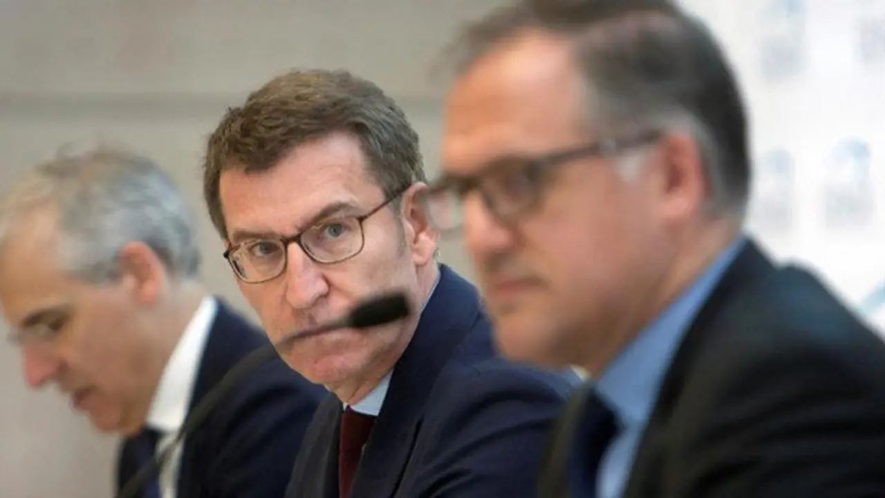 Feijóo y Bueno, en la asamblea de Ceaga celebrada en O Porriño. SALVADOR SAS (EFE)