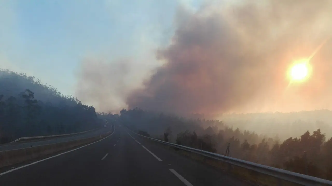 Humo del incendio de Rianxo. EP