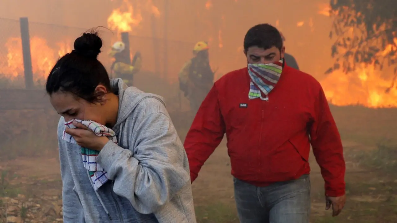 Vecinos de Rianxo fuxen das lapas.LAVANDEIRA JR. (Efe)