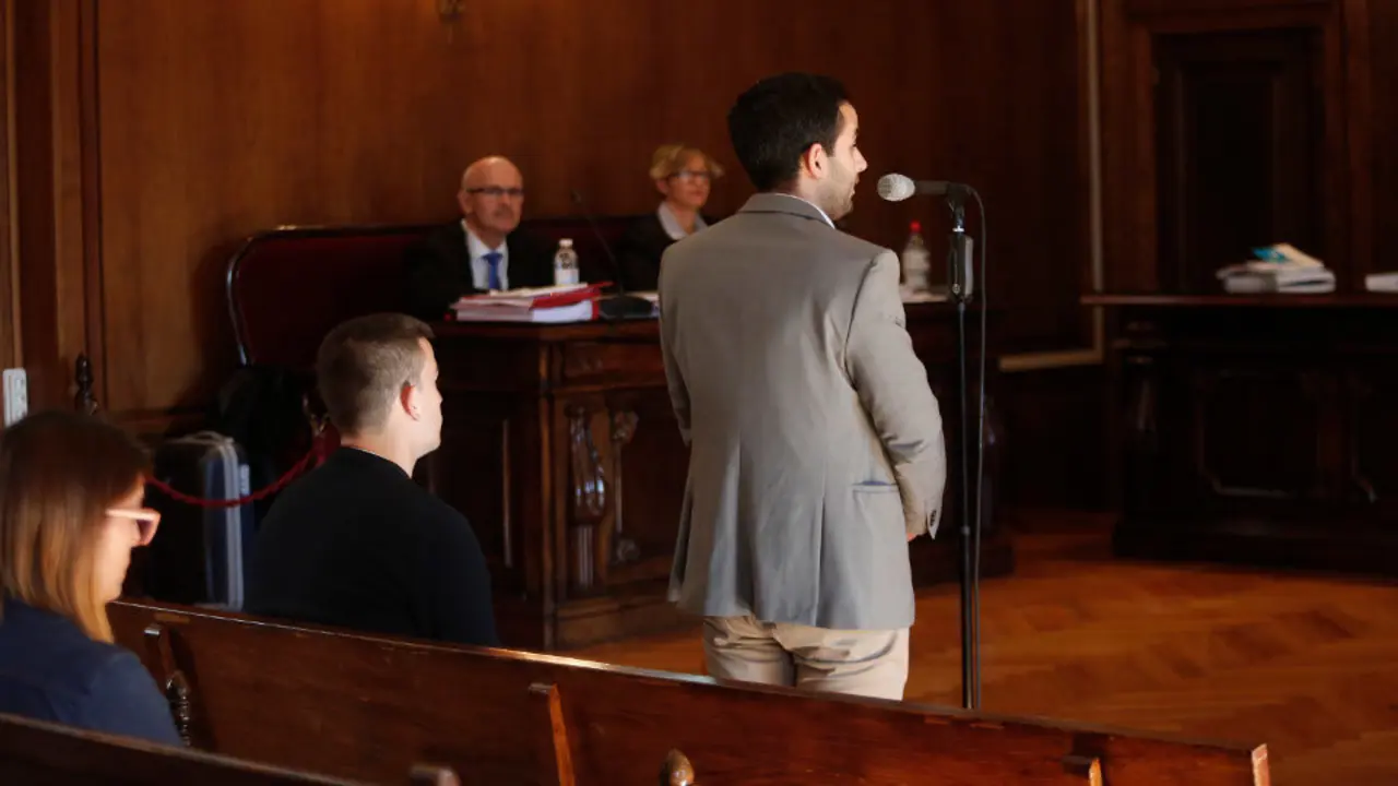 Los acusados durante la sesión de este martes. JAVIER CERVERA-MERCADILLO (violación, Vilagarcía)