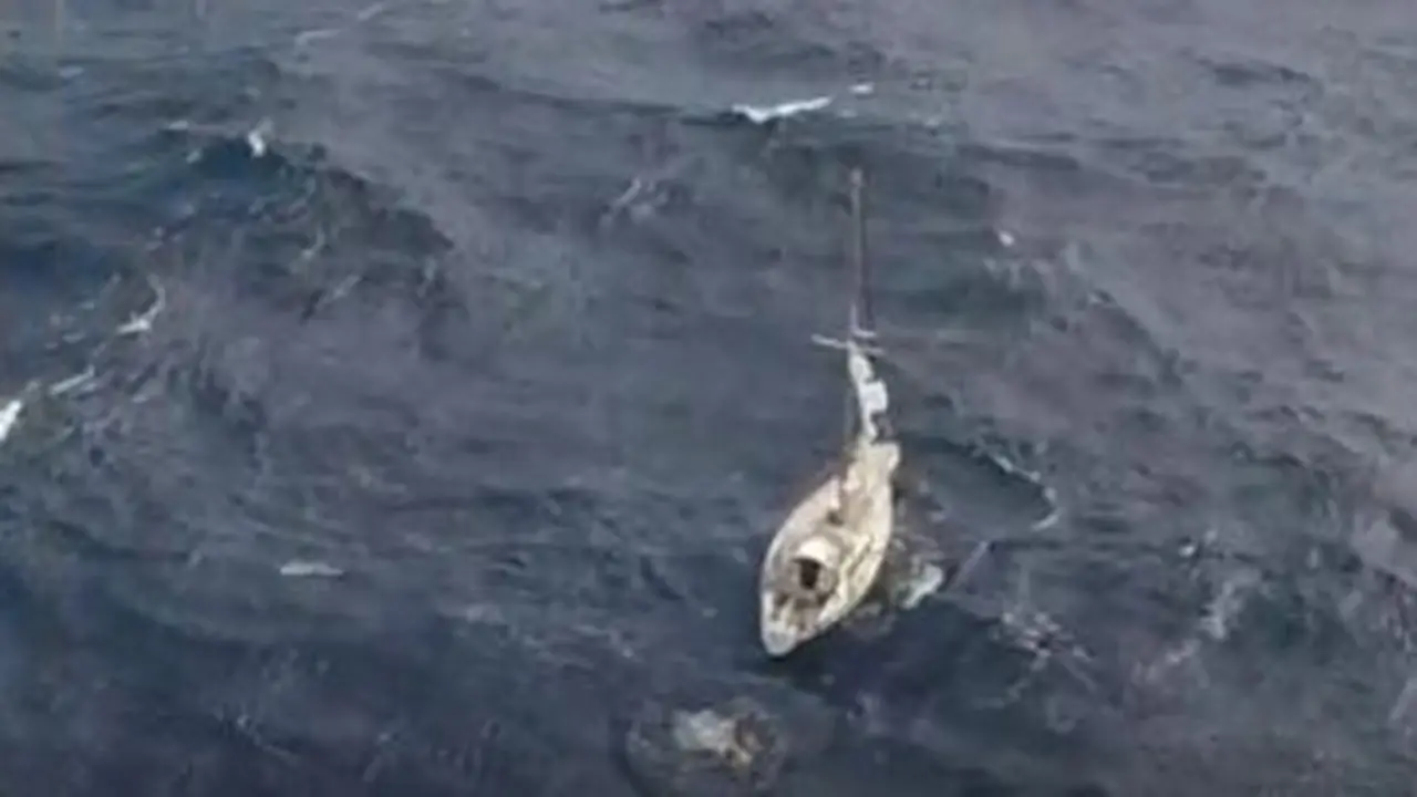 Embarcaci&oacute;n intervenida.TWITTER (@salvamentogob)