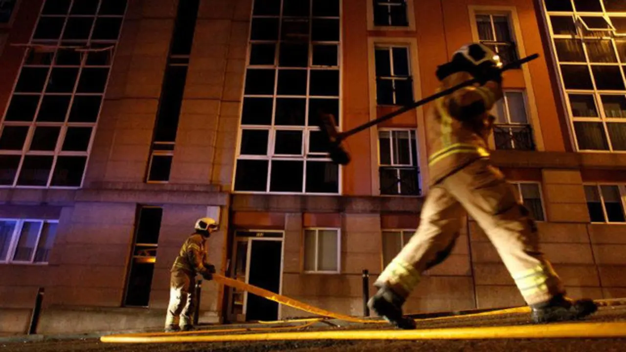 Los Bomberos de A Coru&ntilde;a se desplazaron hasta la vivienda situada en la avenida de H&eacute;rcules. CABALAR (EFE) (mujer apu&ntilde;ala a un hombre, posiblemente su pareja)