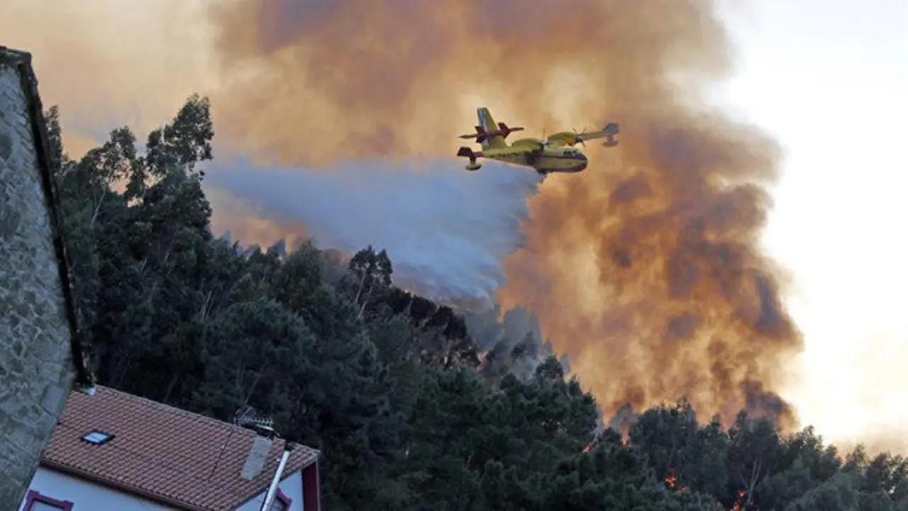Un hidroavión sobre el fuego de Rianxo LAVANDEIRA JR