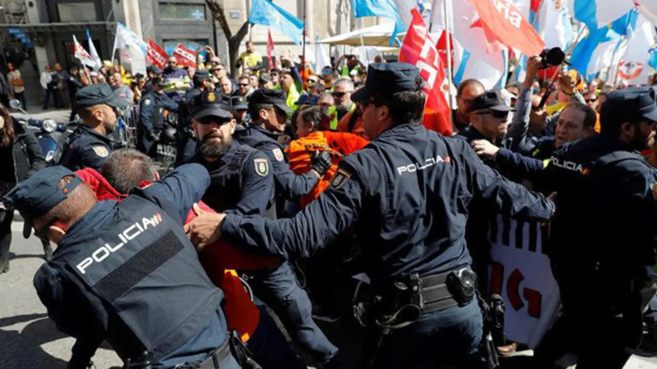 Altercados en la protesta de Alcoa ante el Congreso. JUAN CARLOS HIDALGO