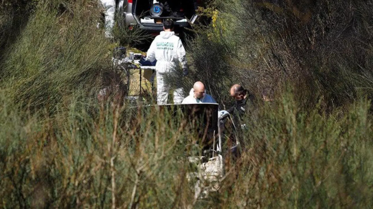 Investigadores en el lugar en el que apareció un hombre calcinado en Toques. ELISEO TRIGO