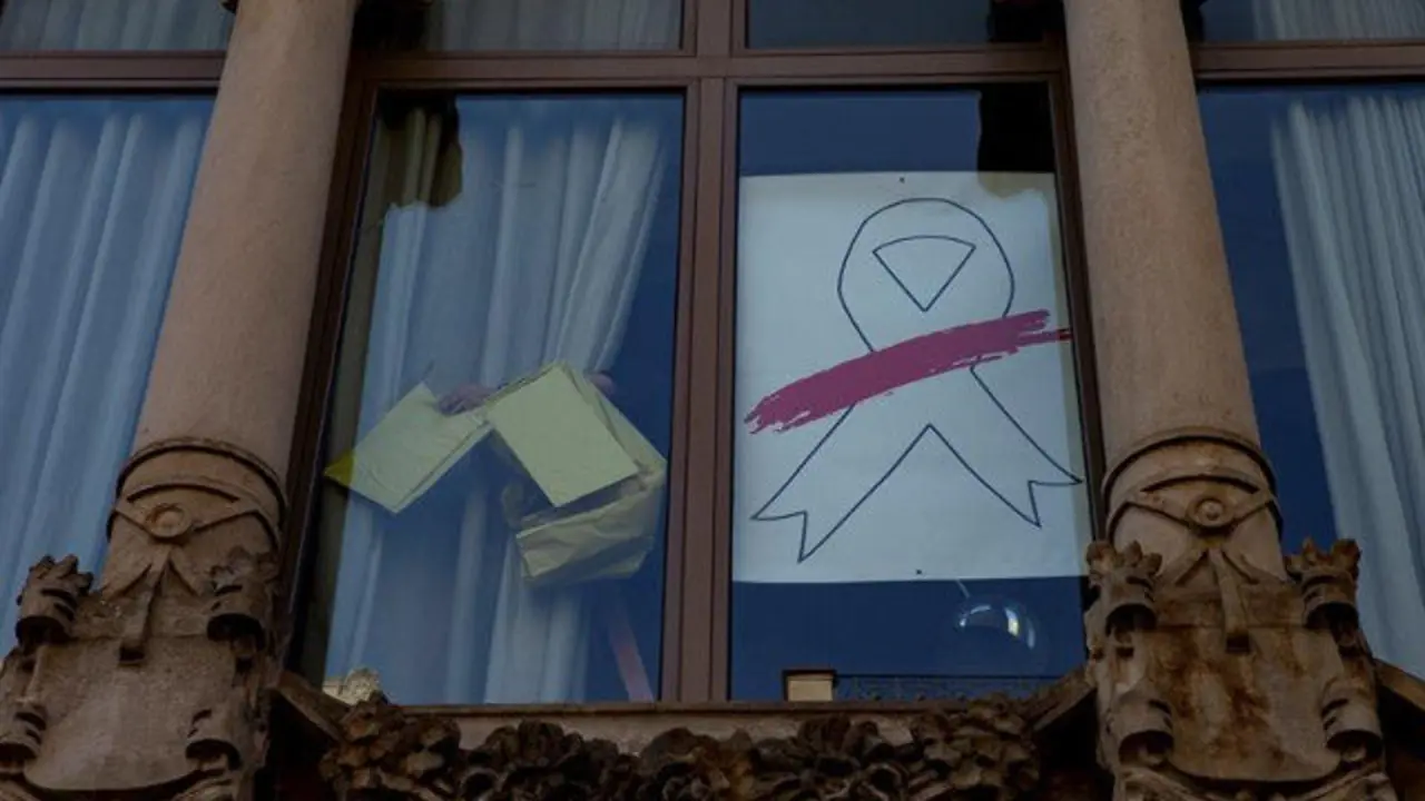 Lazos en la Consellería de Economía. QUIQUE FRAGA (EFE)