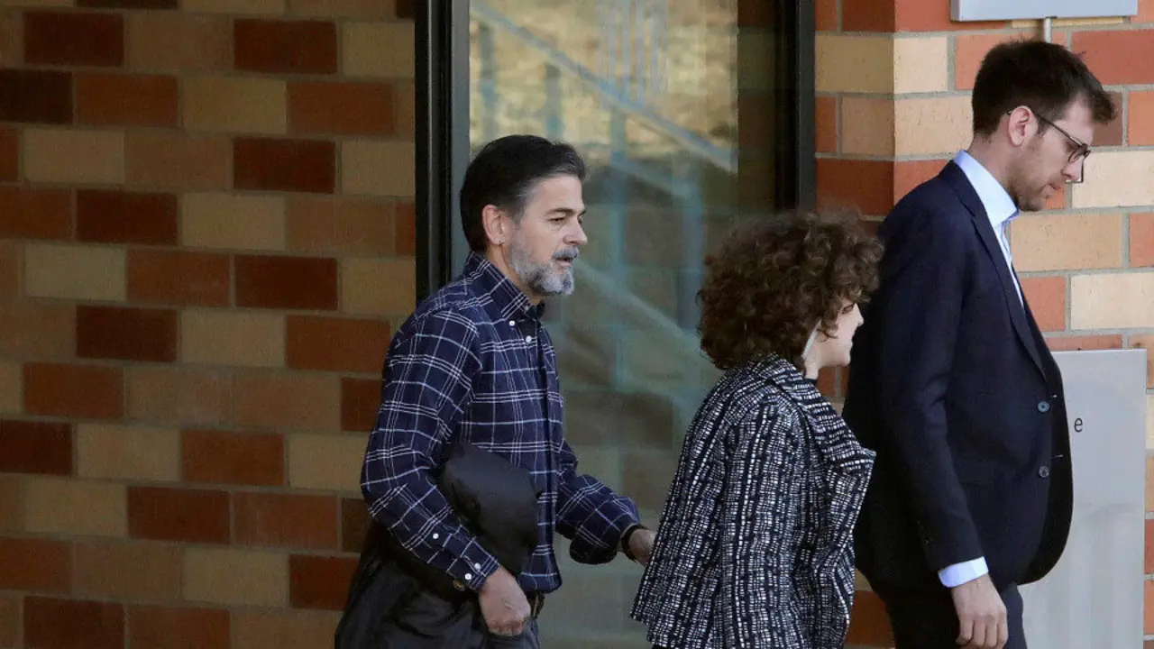 Oriol Pujol (izq.), a su salida de prisión. SUSANNA SÁEZ (EFE)