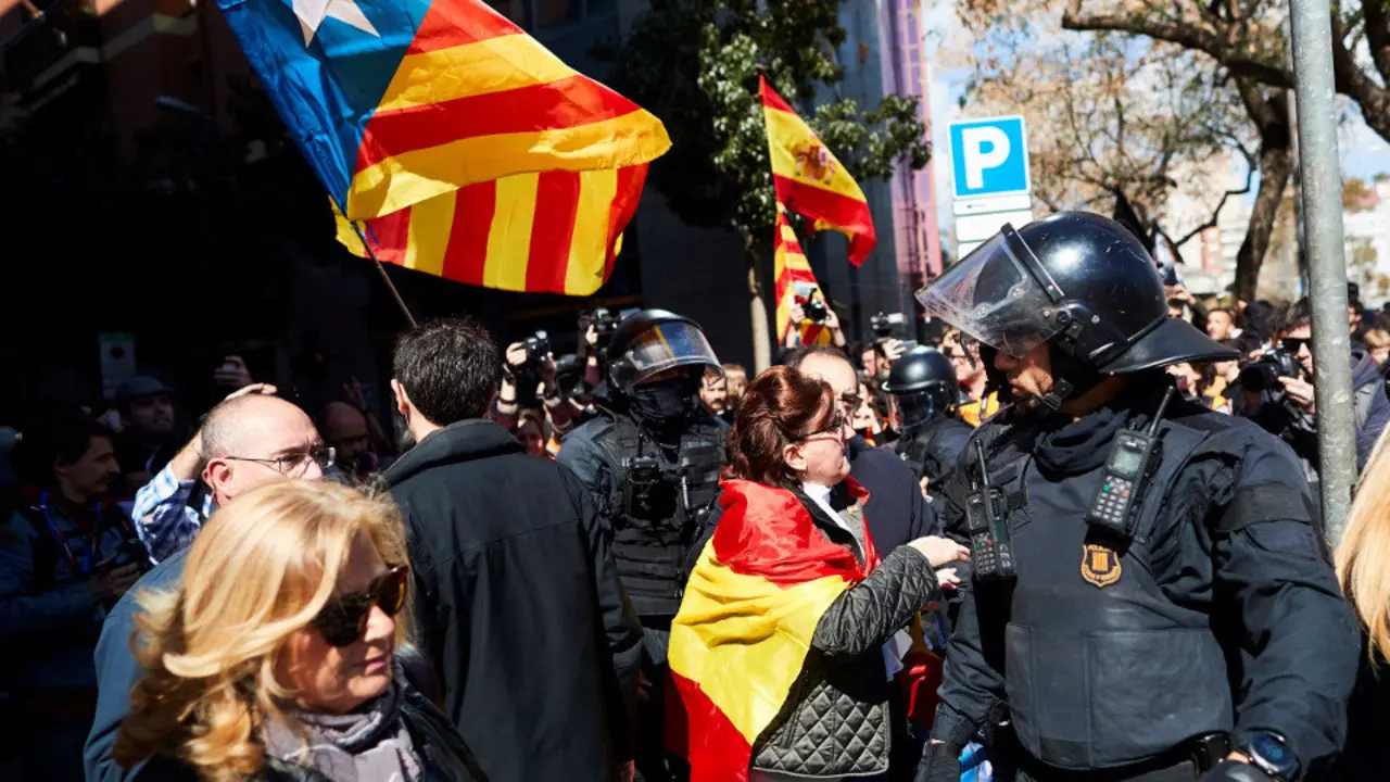 Los Mossos d'Esquadra tuvieron que actuar durante la protesta. ALEJANDRO GARCÍA (EFE)