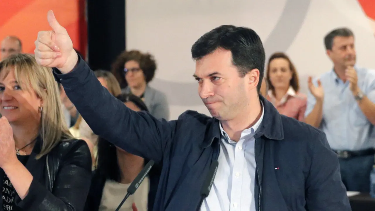 Gonzalo Caballero, antes da súa intervención ante o comité nacional do partido, en Santiago de Compostela. LAVANDEIRA JR. (EFE)