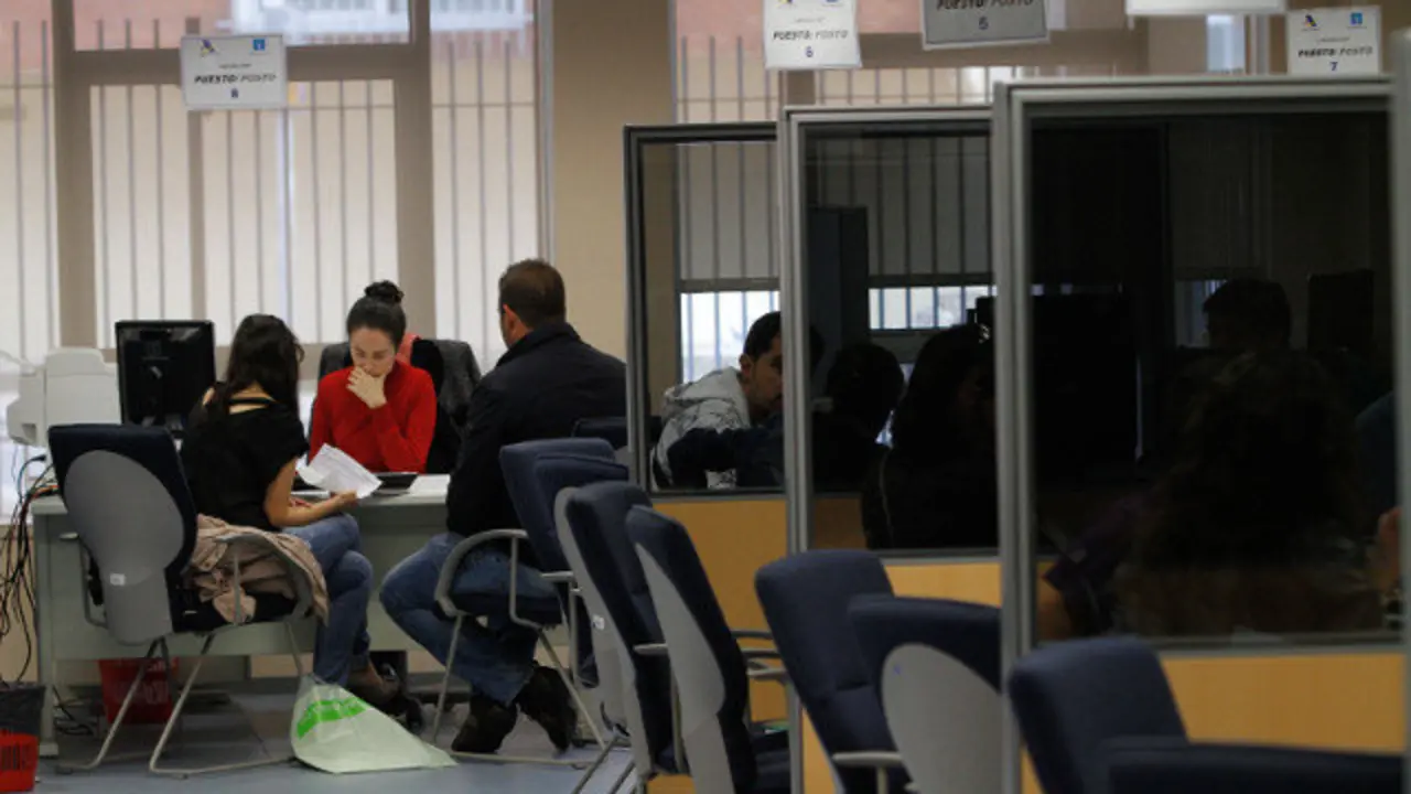 Unha parella realizando a declaración da renda nunha oficina de Facenda. GONZALO GARCÍA