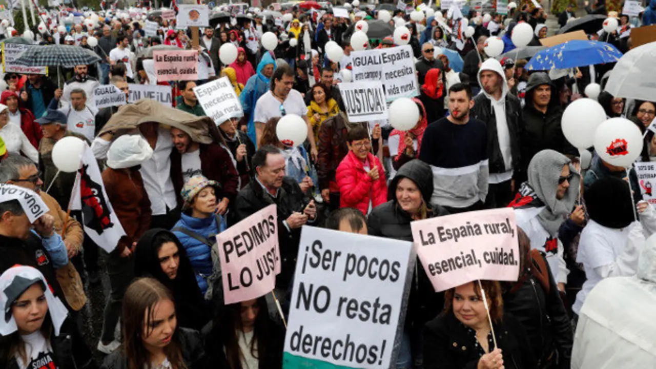 'A Revolta da Espa&ntilde;a Vaciada' arrincou este domingo desde as inmediaci&oacute;ns da Praza da Col&oacute;n de Madrid. CHEMA MOYA (EFE)