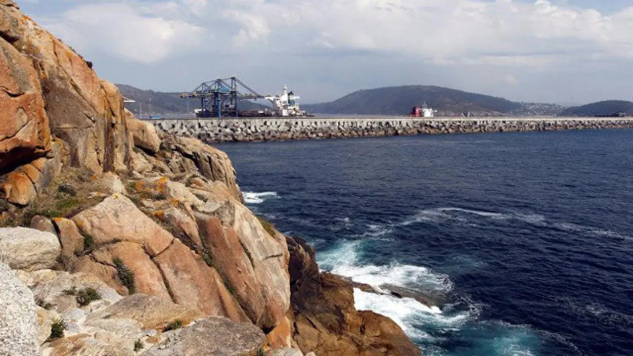 Vista de la zona de la costa de Ferrol donde la Guardia Civil ha recuperado este domingo los cadáveres de dos hombres. KIKO DELGADO (EFE)