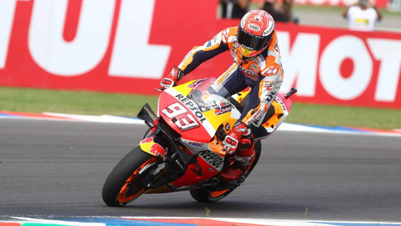 Marc Márquez, en acción este domingo en el circuito de Termas de Río Hondo. NICOLÁS JIMÉNEZ (EFE)