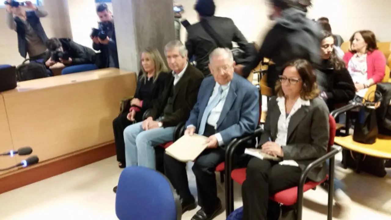 Los acusados en el juicio por malversación de la Fundación Cela. PEPE FERRÍN