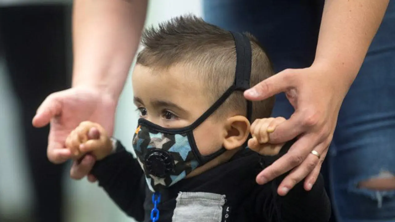 Derek, el primer bebé burbuja detectado en España por cribado público. EFE