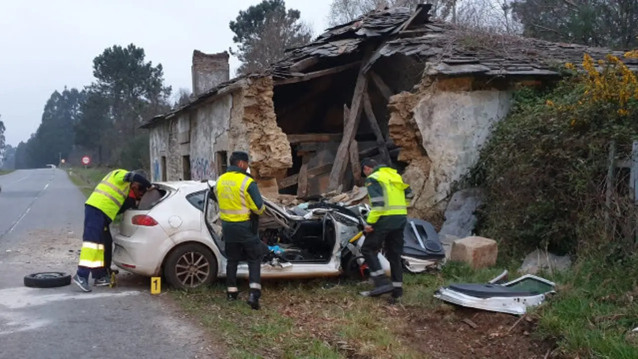 El coche del vecino de Cambás siniestrado en Aranga GUARDIA CIVIL
