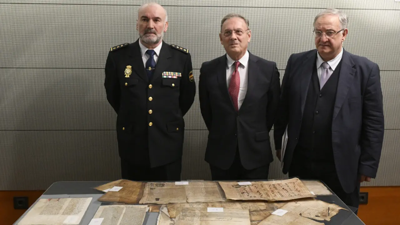 El Director general de Bellas Artes Román Fernández Baca, presenta el recuperado manuscrito medieval del 'Livro da Montaria', obra clave de la literatura medieval portuguesa.VÍCTOR LERENA (Efe)