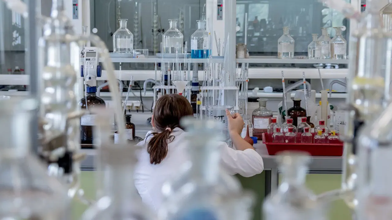Una investigadora trabaja en un laboratorio. EP