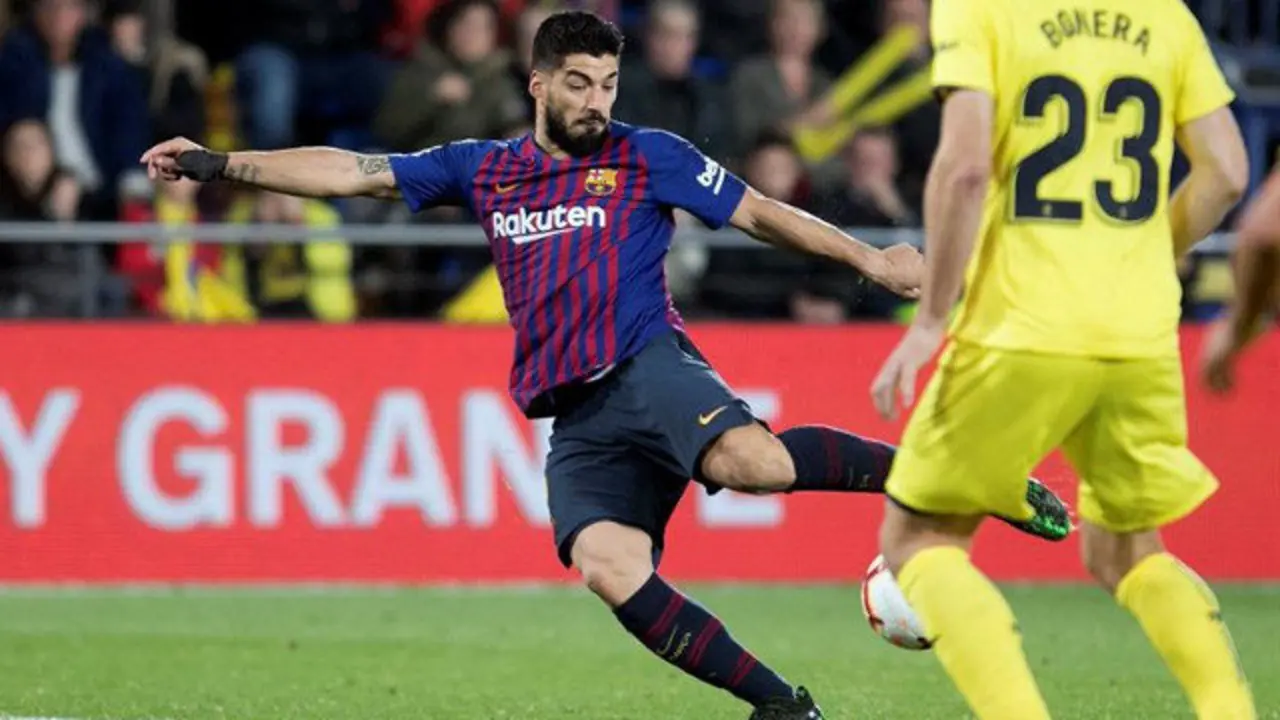 Luis Suárez dispara a puerta para conseguir su gol. EFE