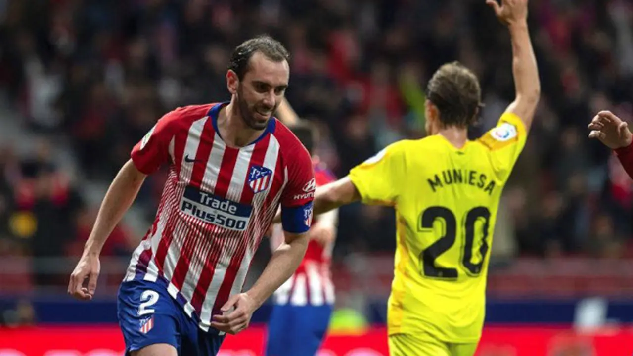 Diego Godín (i) celebra su gol anotado ante el Girona. RODRIGO JIMÉNEZ