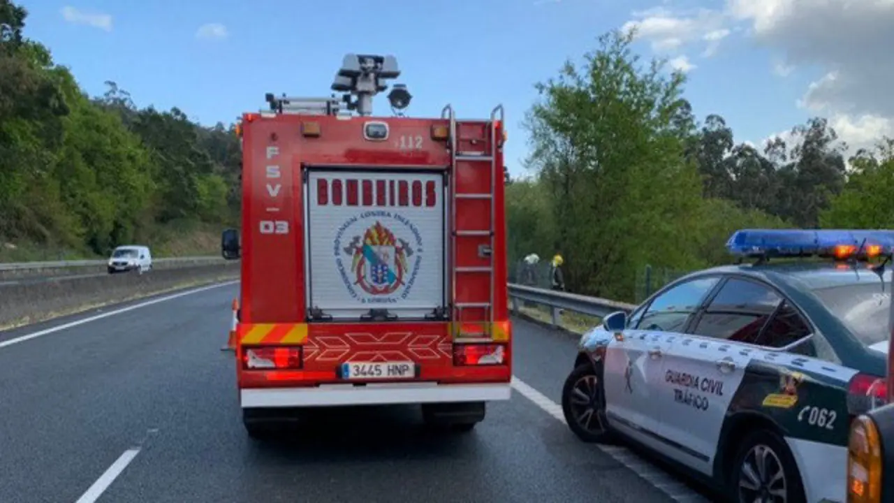 O lugar por onde se precipitou un vehículo na AP-9, en Padrón. BOMBEIROS DE BOIRO