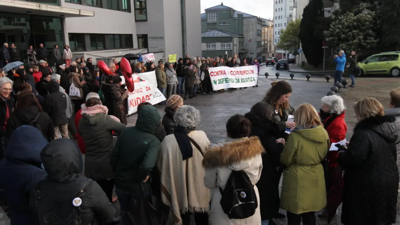 Concentración ante los juzgados de Lugo en apoyo a Pilar de Lara. VICTORIA RODRÍGUEZ